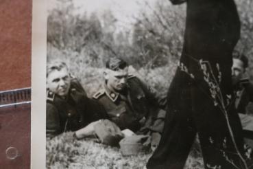 Preview: altes Foto - SS-Mann im Trainingsanzug ?? mit SS Runen und Soldaten in Uniform